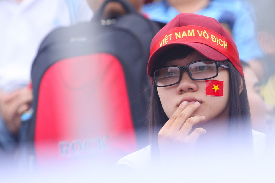 Phút 86, U19 Hoàng Anh Gia Lai JMG thủng lưới bàn thứ hai. Không khí buồn bã lan tỏa các khán đài. (Ảnh: Minh Chiến/Vietnam+)