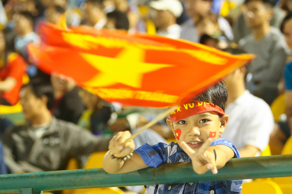 Dù thất bại, đội bóng vẫn tiến vào bán kết. Với cổ động viên, điều quan trọng là đội bóng đã chiến đấu hết mình. (Ảnh: Minh Chiến/Vietnam+)