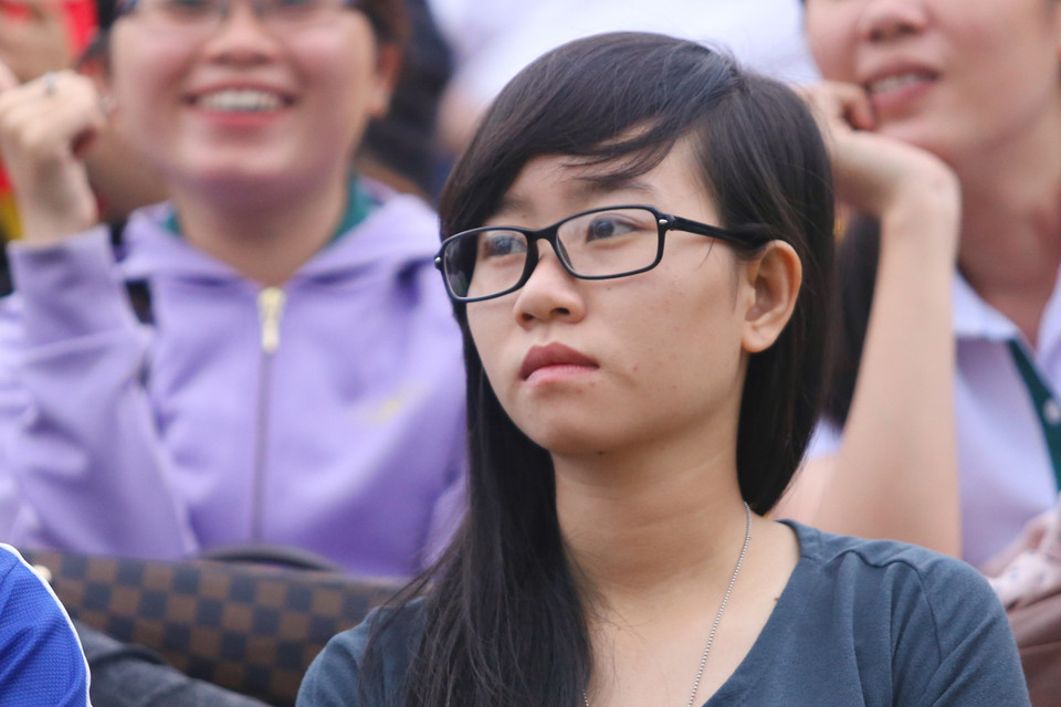 Nhưng họ bất ngờ nhận bàn thua ở phút 48. Nhiều cổ động viên chưa thể tin được vào điều đó. (Ảnh: Minh Chiến/Vietnam+)