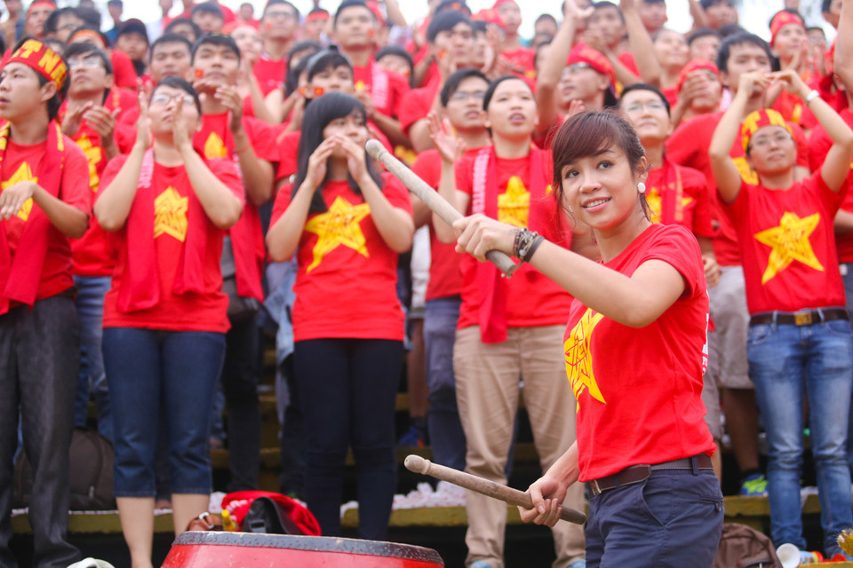 U19 Hoàng Anh Gia Lai JMG dồn lên từ đầu, cố gắng tìm kiếm bàn thắng. Quyết tâm ấy nhận được sự cổ vũ cuồng nhiệt của khán giả. (Ảnh: Minh Chiến/Vietnam+)
