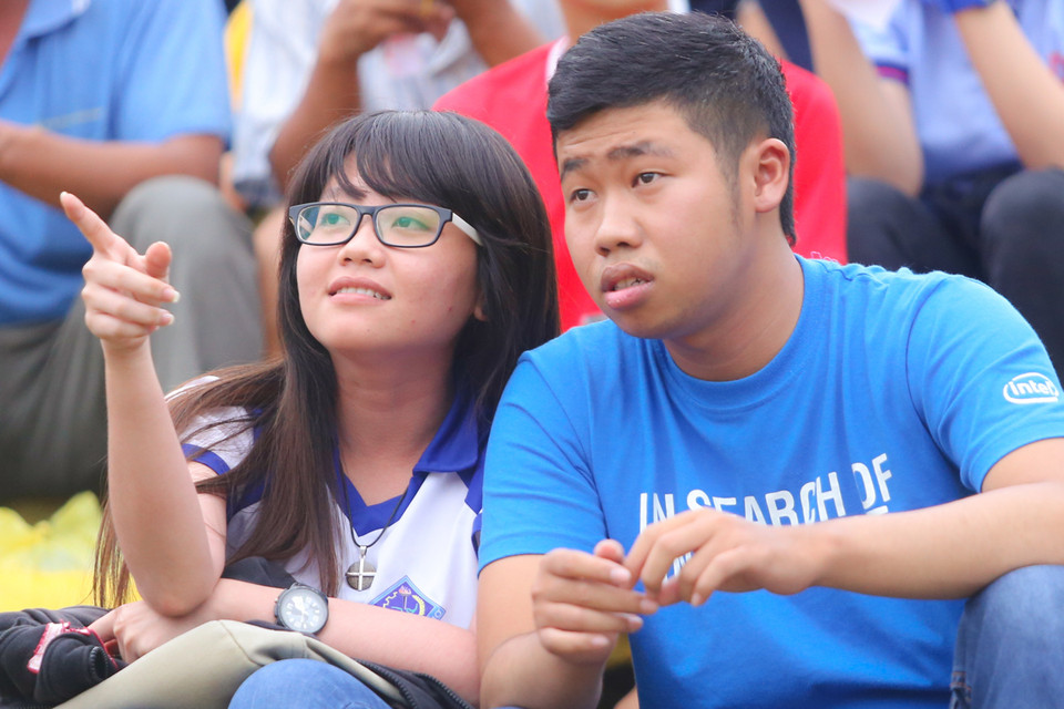 Một fan nữ tỏ ra thích thú sau pha đi bóng của Hoàng Thanh Tùng. (Ảnh: Minh Chiến/Vietnam+)