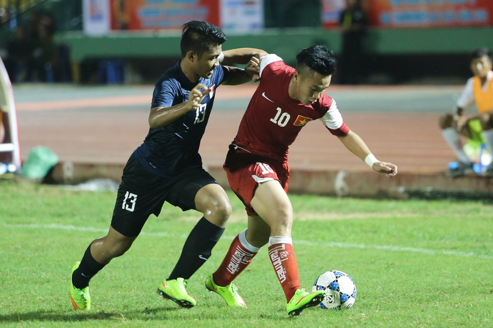 Số 10 Trần Phi Sơn xuất phát ở cánh phải là một trong những chủ công nguy hiểm nhất của U21 Việt Nam. (Ảnh: Minh Chiến/Vietnam+)