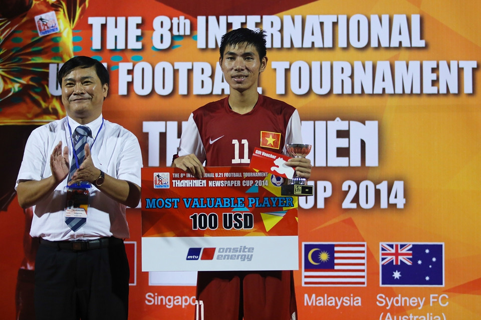Bản thân Quách Tân giành danh hiệu cầu thủ hay nhất trận với phần thưởng 100 USD. (Ảnh: Minh Chiến/Vietnam+)