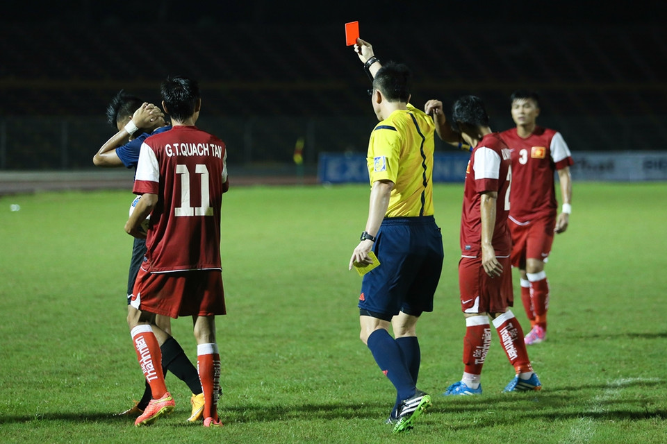 Chiếc thẻ đỏ ở phút 54 dành cho Bin Salleh đã mang tới lợi thế quân số cho U21 Việt Nam. (Ảnh: Minh Chiến/Vietnam+)