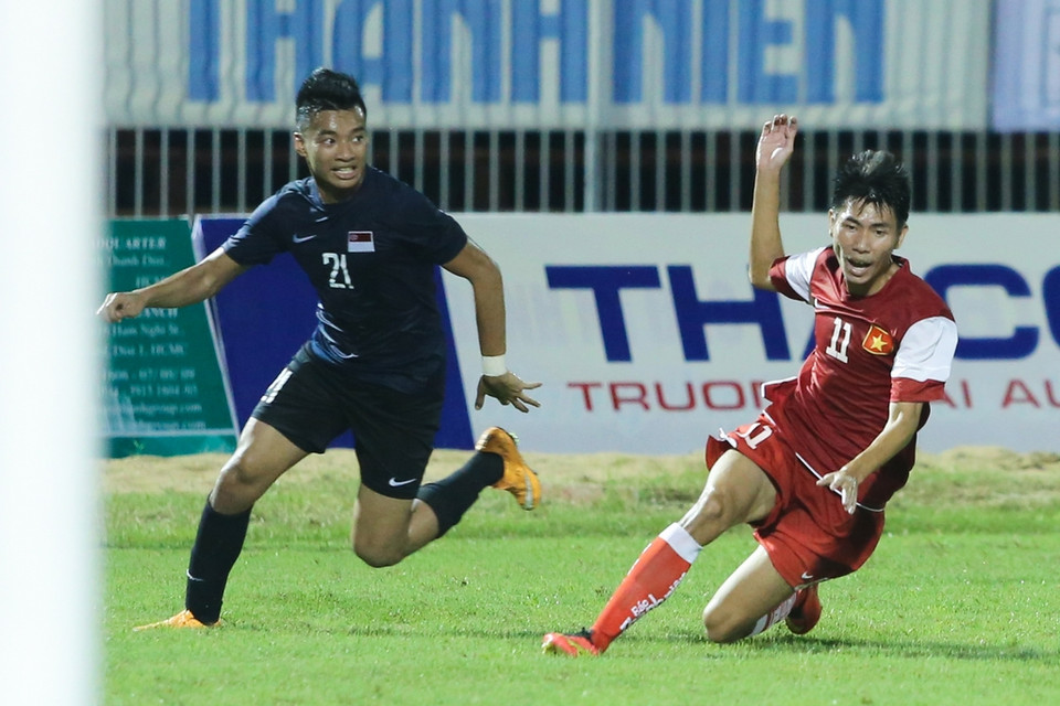 Nhưng cầu thủ để lại dấu ấn đậm nét nhất của U21 Việt Nam hôm nay là Giang Trần Quách Tân. “Chiến công” đầu tiên của anh là hai pha đi bóng khiến số 21 của Singapore phải phạm lỗi. (Ảnh: Minh Chiến/Vietnam+)