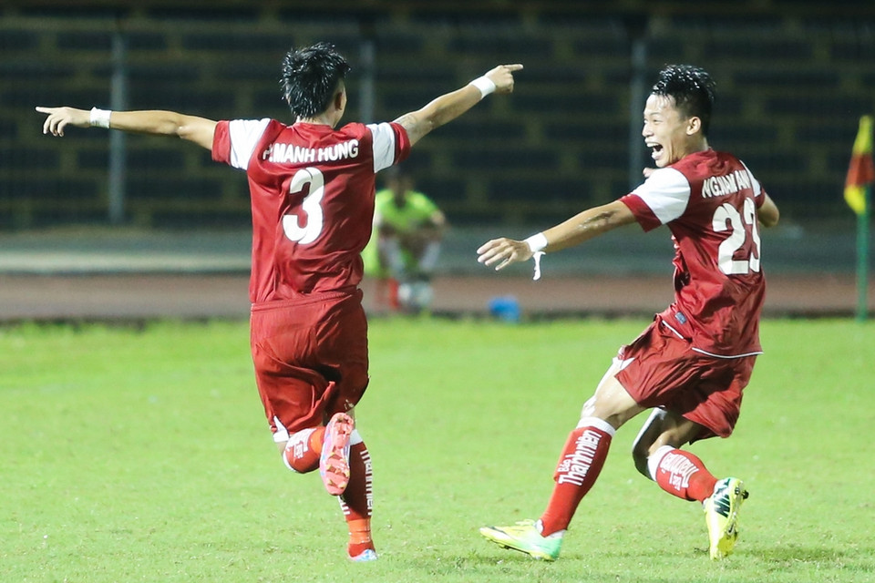 Thế trận chỉ thực sự thuộc về đội chủ nhà sau cú sút phạt thành bàn tuyệt đẹp của Phạm Mạnh Hùng (số 3) tới từ Sông Lam Nghệ An. (Ảnh: Minh Chiến/Vietnam+)