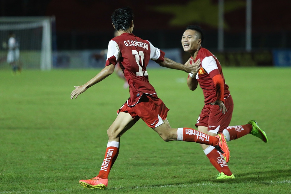 Đội phó Quách Tân nhân đôi cách biệt ở phút 65 sau đường chuyền của Phi Sơn. (Ảnh: Minh Chiến/Vietnam+)