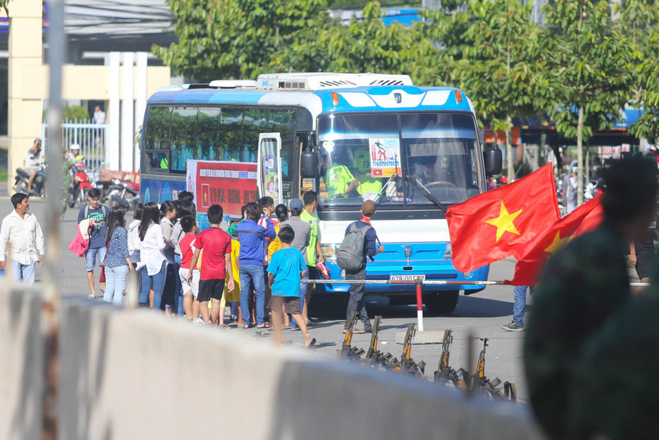 Trước đó, người hâm mộ đã chờ cả tiếng đồng hồ trong trời nóng. Họ cũng vây kín xe của U19 ngay khi đội mới đặt chân xuống sân vận động quân khu 9, Cần Thơ. (Ảnh: Minh Chiến/Vietnam+)