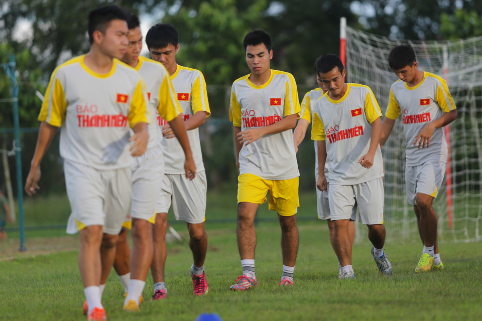 Cùng thời điểm đó, buổi tập của U21 Việt Nam diễn ra ngay cùng địa điểm không được ai để mắt tới. (Ảnh: Minh Chiến/Vietnam+)