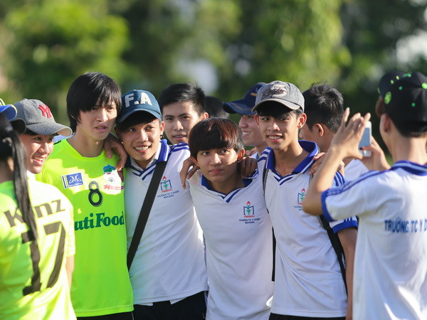 Tuấn Anh và đồng đội được quan tâm đặc biệt từ người hâm mộ Cần Thơ. (Ảnh: Minh Chiến/Vietnam+) Lịch tập được ban tổ chức sắp xếp chiều hôm qua (24/10) đã vô tình giúp chúng ta có sự so sánh đầy đủ về mối quan tâm dành cho U19 Hoàng Anh Gia Lai JMG và U21 Việt Nam. Trong khi sân tập của U19 Hoàng Anh Gia Lai bị “quây” kín thì buổi tập của U21 Việt Nam gần như không được ai để ý tới dù họ tập cùng nhau trên một sân, U19 tập trước, U21 tập sau. Hai cầu thủ duy nhất nhận được sự quan tâm tương đối của người hâm mộ ở đội U21 lại cũng chính là hai ngôi sao từ U19 Việt Nam Hồ Tuấn Tài và Phan Văn Long. Ở buổi tập chiều qua, cả U19 Hoàng Anh Gia Lai JMG và U21 Việt Nam đều chỉ tập nhẹ. Họ cũng chính là đối thủ của nhau ở trận bán kết một giải U21 quốc tế - Cúp Báo Thanh niên 2014 diễn ra chiều tối nay (25/10).