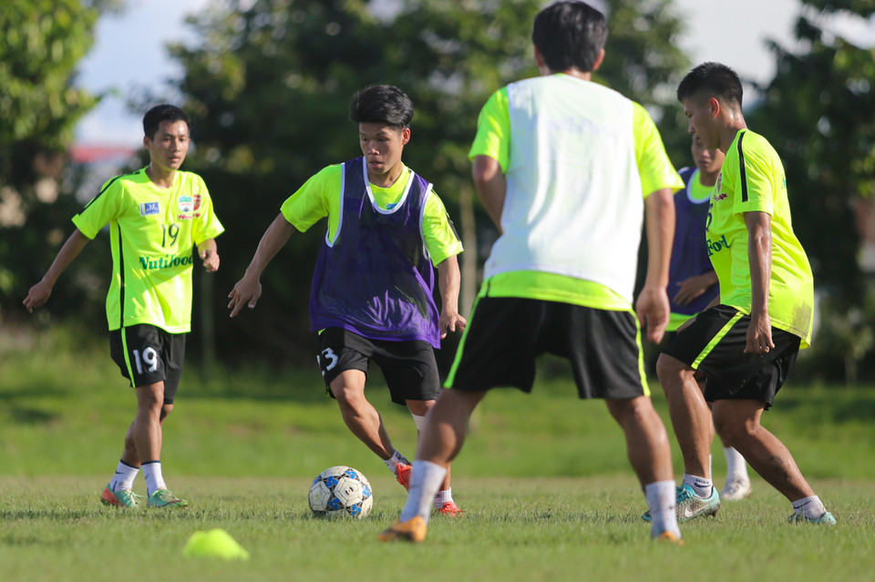 Ở nửa sau buổi tập, ông Guillaume Graechen chia đôi đội hình. Nhóm cầu thủ dự bị tập chơi bóng ma. (Ảnh: Minh Chiến/Vietnam+)