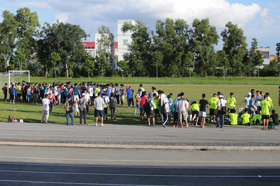 Sau buổi tập, người hâm mộ cũng vây kín các cầu thủ. Họ thực sự “không còn 2 m tự do” như ông Graechen từng chia sẻ. (Ảnh: Minh Chiến/Vietnam+)