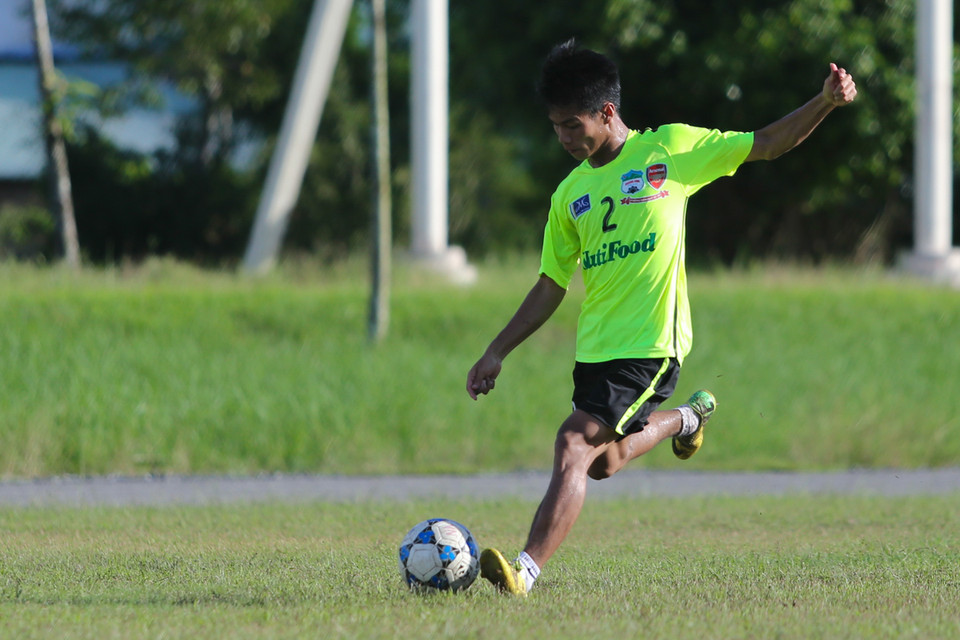 Nhóm cầu thủ tấn công chủ chốt tập dứt điểm.Ông “Giôm” cũng kỳ vọng từ tình huống băng lên của các hậu vệ cánh như Lê Văn Sơn (số 2). (Ảnh: Minh Chiến/Vietnam+)