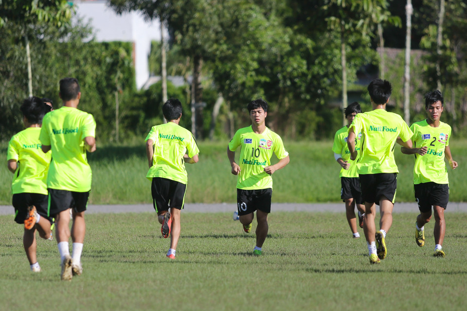 U19 Hoàng Anh Gia Lai thực hiện hàng loạt bài tập lạ trong chiều qua. Sau bài tâng bóng, họ tập bài chuyền bóng một chạm và di chuyển liên tục. (Ảnh: Minh Chiến/Vietnam+)