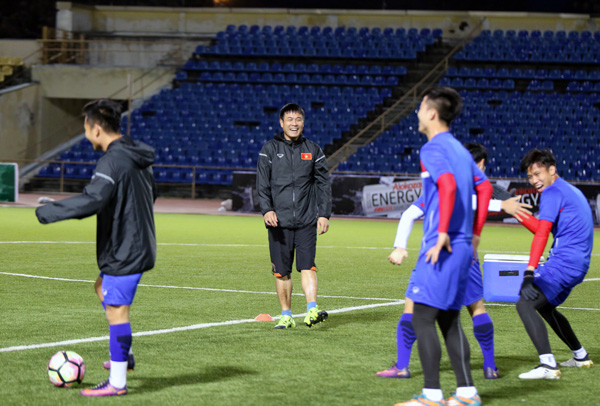 Huấn luyện viên Hữu Thắng cho các cầu thủ tập buổi cuối lúc 19 giờ để toàn đội làm quen với khung giờ thi đấu. (Ảnh: VFF) Đội tuyển Việt Nam đã trải qua buổi tập cuối cùng trên sân thi đấu Republican Central vào hồi 19 hôm qua (27/3). Hôm nay (28/3), đội tuyển sẽ đối đầu Afghanistan tại lượt trận mở màn vòng loại thứ ba Asian Cup 2019./.