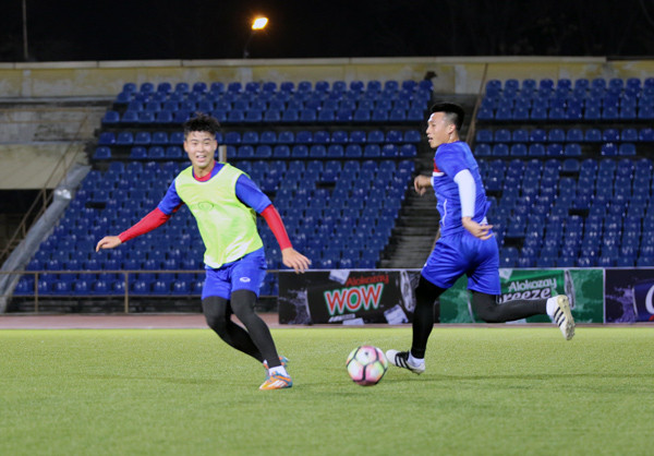 Duy Mạnh (trái) và Huy Hùng (phải) sẽ cạnh tranh một suất tiền vệ phòng ngự bên cạnh Xuân Trường. (Ảnh: VFF)