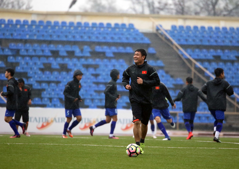 Đội tuyển Việt Nam đã có buổi tập đầu tiên trên sân chính Republican Central chiều qua (26/3). (Ảnh: VFF) Những cơn mưa lạnh và cái rét cắt da cắt thịt là thử thách lớn nhất với đội tuyển Việt Nam kể từ ngày đặt chân tới Tajikistan chuẩn bị cho trận gặp Afghanistan tại vòng loại World Cup 2018./.