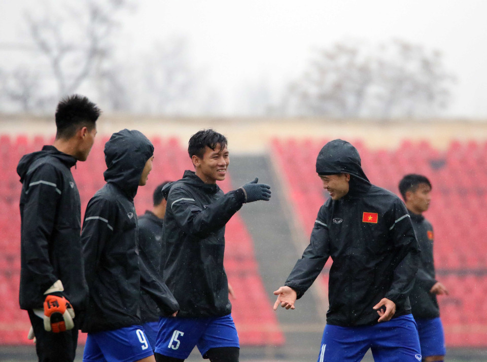 VFF đã chuẩn bị trước quần áo mưa, đồ giữ nhiệt để các tuyển thủ thoải mái tập luyện trong thời tiết khắc nghiệt. (Ảnh: VFF)