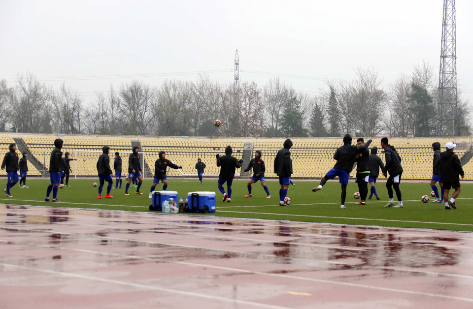 Trời mưa kéo dài và những cơn gió lạnh gây nhiều khó khăn cho việc tập luyện của đội tuyển. (Ảnh: VFF)