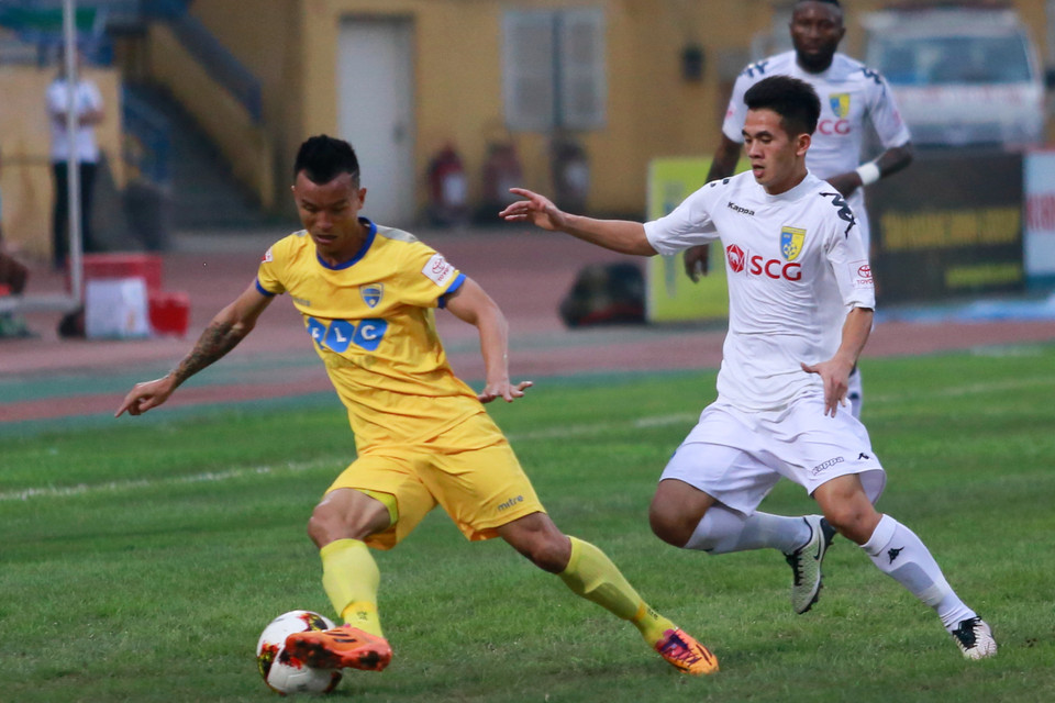 FLC Thanh Hóa chính là đội đang tạo ra được nhiều cơ hội với sự cổ vũ từ đông đảo khán giả ở đầu trận. (Ảnh: Tá Hiển/Vietnam+)