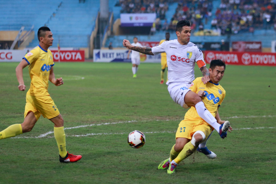 FLC Thanh Hóa phải nhận thất bại đầu tiên trong mùa giải 2017 trên sân Hàng Đẫy của Hà Nội FC. (Ảnh: Tá Hiển/Vietnam+) Hà Nội FC đã lội ngược dòng, thắng 2-1 trước Thanh Hóa trên sân nhà Hàng Đẫy tại vòng 10 V-League tối qua (19/3). Sau trận thua này, Thanh Hóa đã buộc phải chia sẻ ngôi đầu với Quảng Nam (cùng được 19 điểm)./.