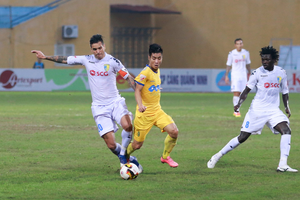 Trong trận đấu này, người đá cặp với Samson trên hàng công của Hà Nội FC là Gonzalo Damian Marronkle có tới hai pha dứt điểm chạm cột dọc đầy tiếc nuối. (Ảnh: Tá Hiển/Vietnam+)