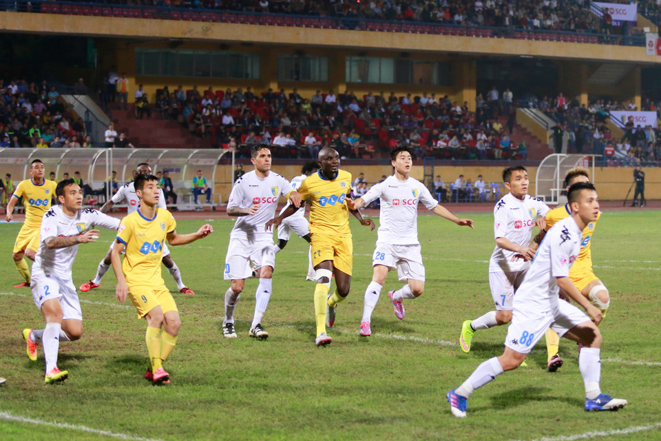 Sau bàn thua, Hà Nội đẩy cao tìm bàn gỡ nhưng trong suốt hiệp 1 họ không thể tìm được đường vào khung thành. (Ảnh: Tá Hiển/Vietnam+)