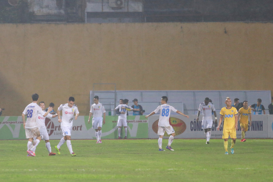 Những phút cuối trận, hậu vệ Đinh Tiến Thành đánh đầu phản lưới nhà giúp Hà Nội giành chiến thắng 2-1 chung cuộc. (Ảnh: Tá Hiển/Vietnam+)