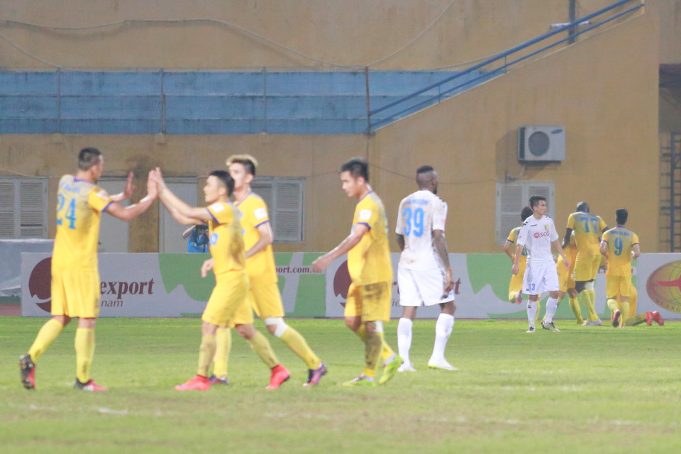 FLC Thanh Hóa là đội vươn lên dẫn trước nhờ cú đánh đầu chuẩn xác của Pape Omar phút 45. (Ảnh: Tá Hiển/Vietnam+)