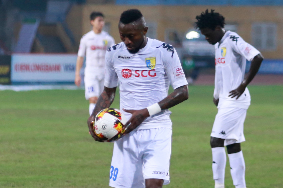 Hoàng Vũ Samson thực hiện không thành công quả penalty để mở tỉ số trận đấu. (Ảnh: Tá Hiển/Vietnam+)