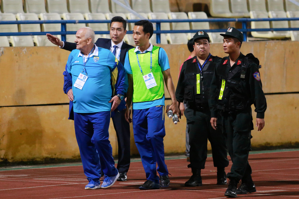 Quyết định của trọng tài khiến HLV Ljupko Petrovicp phản ứng quyết liệt và có phần thái quá. Ông đã bị trọng tài truất quyền chỉ đạo và được mời lên khán đài. (Ảnh: Tá Hiển/Vietnam+)