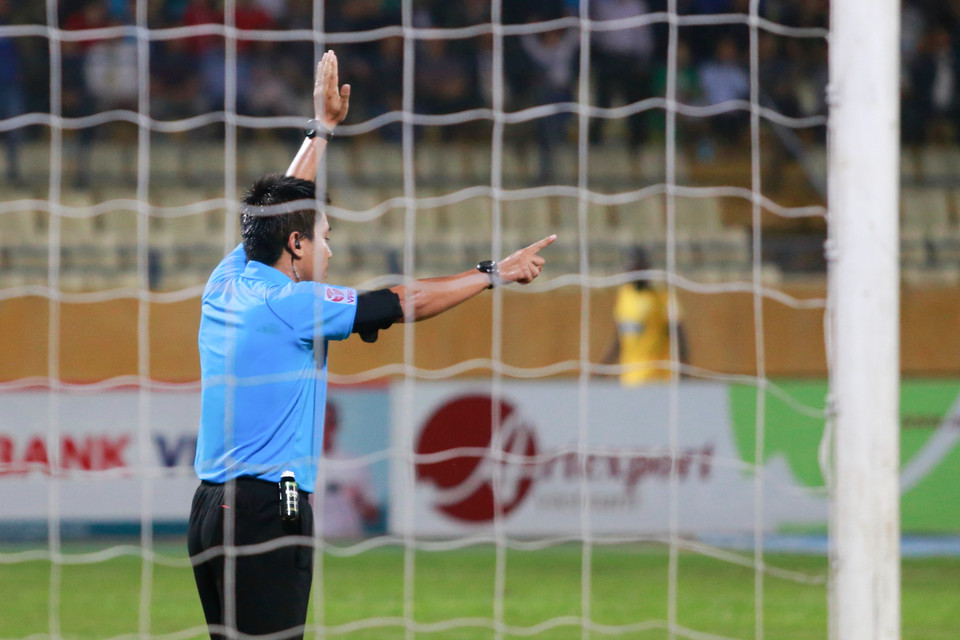 Phút 88, Thanh Hóa đưa được bóng vào lưới của đối thủ nhưng không được công nhận. Tổ trọng tài cho rằng cầu thủ áo vàng đã mắc lỗi việt vị trước đó. (Ảnh: Tá Hiển/Vietnam+)
