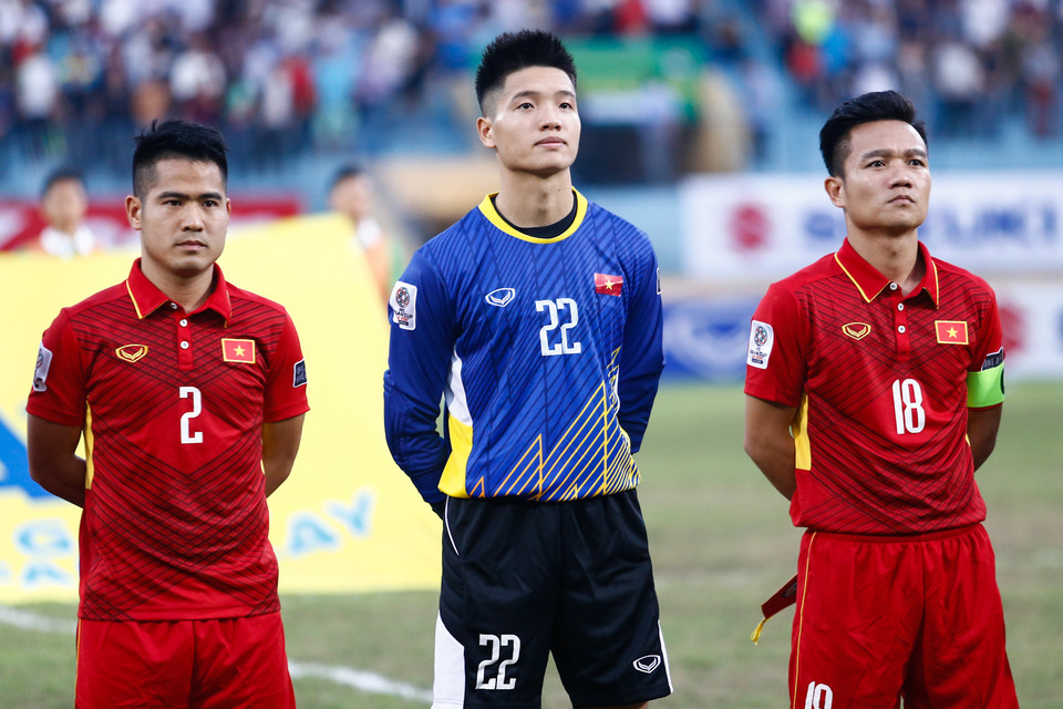 Những sự thay đổi lớn về nhân sự của đội tuyển Việt Nam đã giúp Đinh Thanh Trung (phải) trở thành đội trưởng tạm thời. (Ảnh: Minh Chiến/Vietnam+)