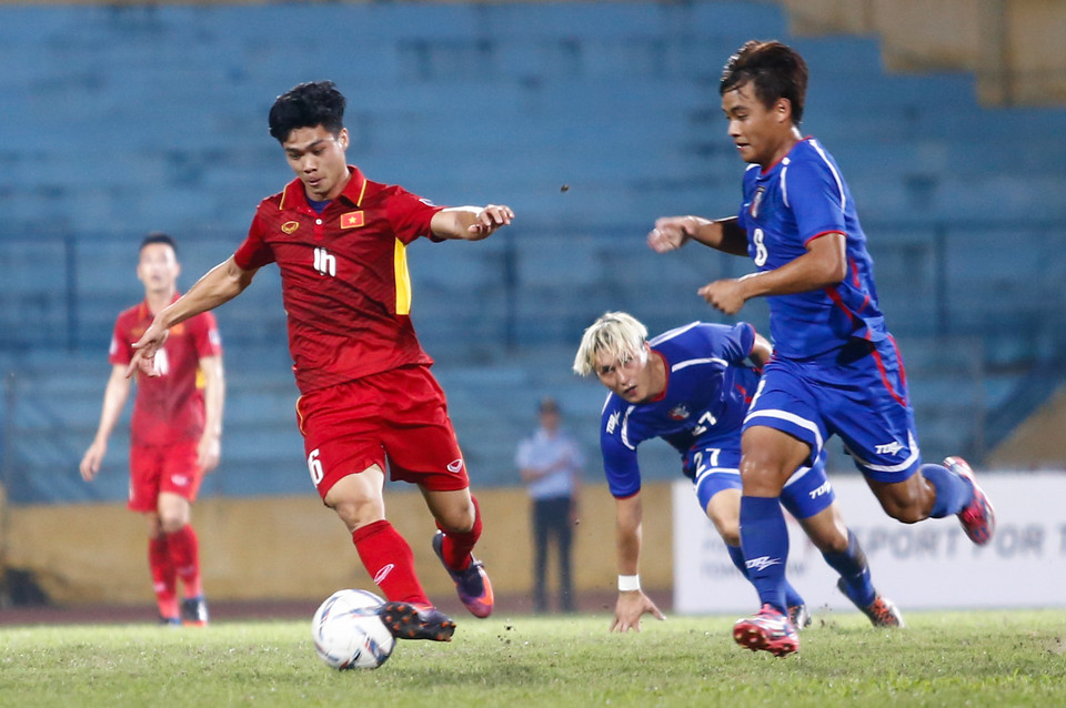 Sau đó đúng bốn phút, Công Phượng may mắn ghi bàn sau cú sút trúng người một hậu vệ Đài Bắc Trung Hoa đổi hướng. (Ảnh: Minh Chiến/Vietnam+)