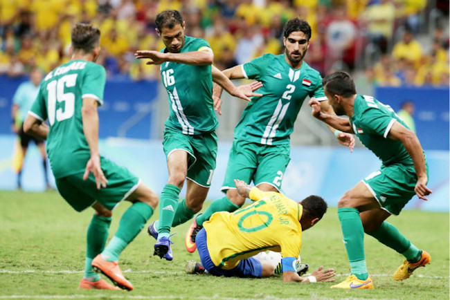 Olympic Iraq với phần lớn đội hình trong độ tuổi U23 là một trong ba đại diện của châu Á dự Olympic 2016. Dù không thể vượt qua vòng bảng, Iraq vẫn gây ấn tượng mạnh với thế giới bằng chuỗi ba trận bất bại, trong đó cầm hòa Olympic Brazil của Neymar không bàn thắng. Nhiều cầu thủ năm ấy sẽ ra sân trước U23 Việt Nam ngày mai. (Ảnh: AFC)