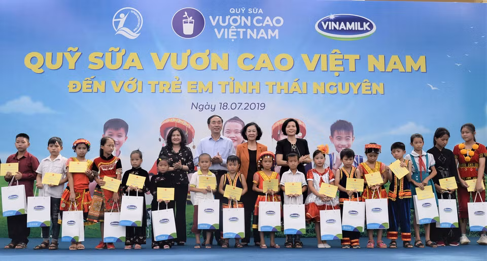 Trong suốt chặng đường 12 năm, Quỹ sữa Vươn Cao Việt Nam và Vinamilk đã trao tặng hơn 35 triệu ly sữa với tổng giá trị 150 tỷ đồng cho gần 441.000 trẻ em khó khăn trên khắp Việt Nam. (Ảnh: CTV)