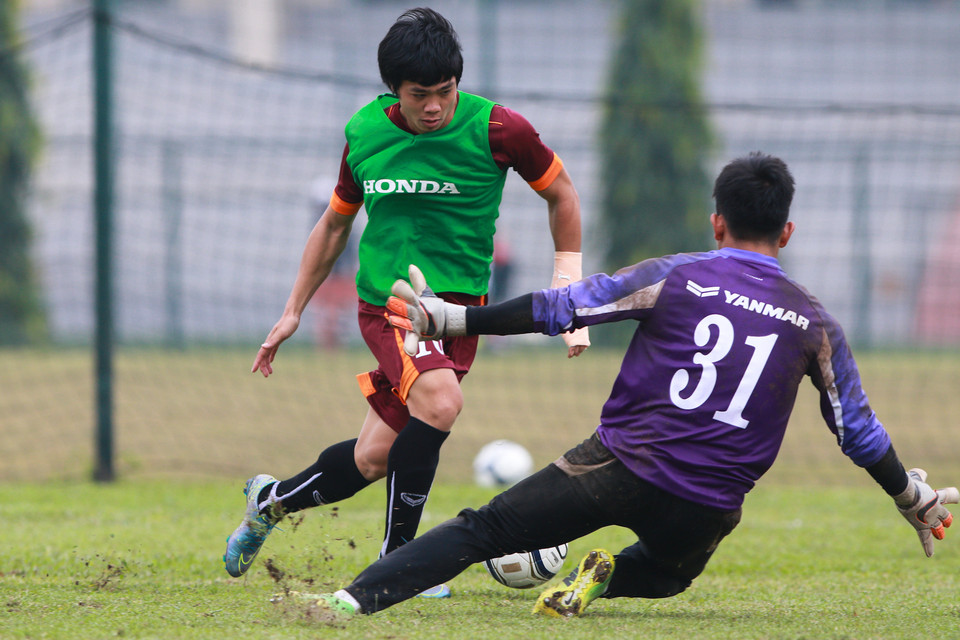 Công Phượng có pha đối mặt thủ thành Trần Đình Minh Hoàng của PVF trong trận đấu tập sáng nay. Anh bất ngờ có động tác ngoặt bóng qua người quen thuộc. (Ảnh: Đỗ Đen/Vietnam+) Tiền đạo Nguyễn Công Phượng của Hoàng Anh Gia Lai đã có một pha qua người rất đẹp trong bài đấu đối kháng ở buổi tập sáng nay (11/12) của U23 Việt Nam. Với những gì đang thể hiện, số 10 gần như chắc chắn sẽ giành một suất trên hàng công của ông Toshiya Miura./.