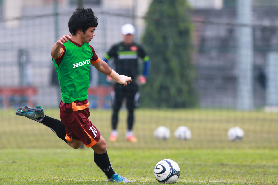 Số 10 nhẹ nhàng ghi bàn cho đội áo xanh. Đối thủ Minh Hoàng chính là đồng đội của Công Phượng trong chức vô địch giải U21 quốc tế 2015 vừa qua. (Ảnh: Đỗ Đen/Vietnam+)