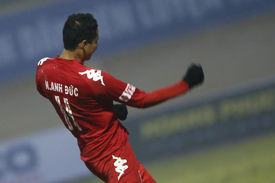 Anh Đức lập cú đúp giúp Becamex Bình Dương đánh bại Hà Nội T&amp;T để giành Siêu Cúp quốc gia hôm 30/1/2016. (Ảnh: Minh Chiến/Vietnam+)