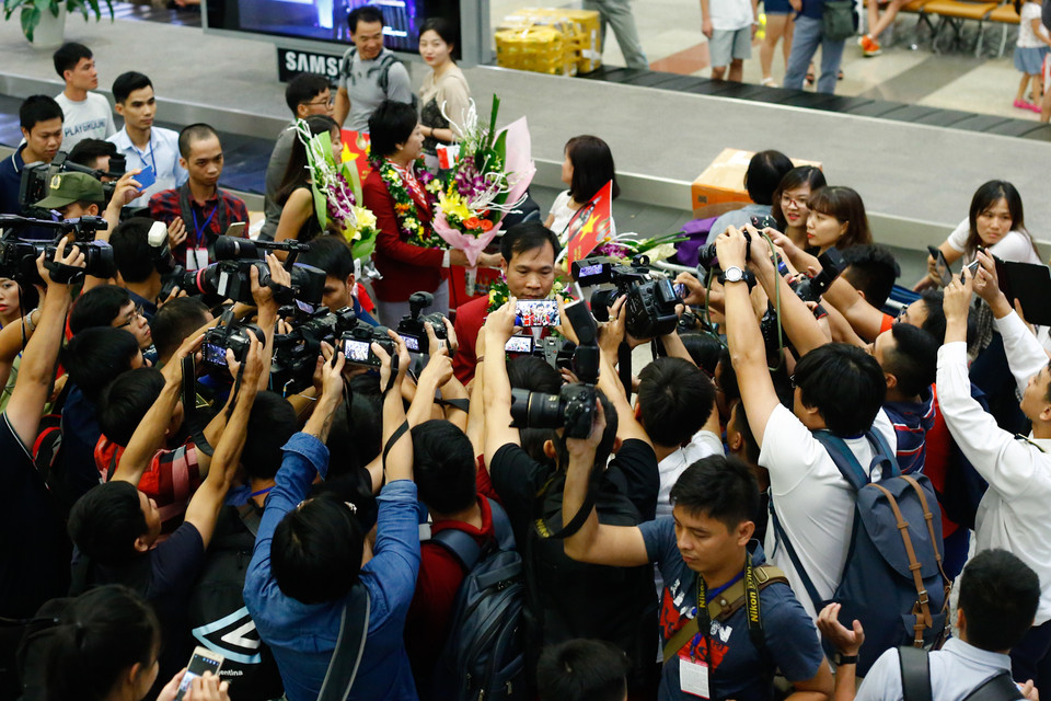 Hoàng Xuân Vinh trở về Việt Nam sau vinh quang Olympic hôm 14/8. Anh đã kết thúc sáu thập kỷ chờ đợi huy chương vàng của thể thao Việt Nam ở Olympic. (Ảnh: Minh Chiến/Vietnam+)