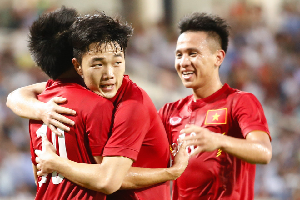 Dưới thời Hữu Thắng, tuyển Việt Nam trẻ hóa mạnh mẽ với những nhân tố tới từ Hoàng Anh Gia Lai. Tiền vệ Lương Xuân Trường (giữa) đã tỏa sáng rực rỡ trong bối cảnh đó. (Ảnh: Minh Chiến/Vietnam+)