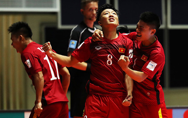 Minh Trí (số 8) ăn mừng đầy cảm xúc sau cú hat-trick vào lưới Guatemala tại World Cup. Futsal Việt Nam lọt vào tốp 16 thế giới ở giải đấu này ngay trong lần đầu tiên tham dự. (Ảnh: VFF