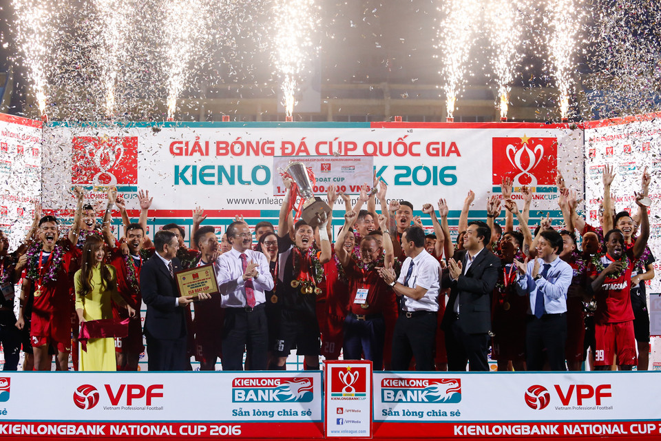 Than Quảng Ninh vô địch Cúp quốc gia 2016 sau hai lượt trận với Hà Nội T&amp;T. Đội bóng đất mỏ được kỳ vọng sẽ là ứng cử viên nặng ký trong mùa giải 2017. (Ảnh: Minh Chiến/Vietnam+)