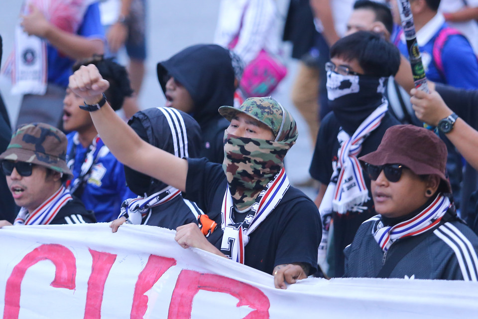 Nhóm “Contras” Thái Lan dẫn đầu đội diễu hành. Chúng ta có thể dễ dàng nhận ra họ thông qua áo đen, khăn bịt mặt, đội mũ. (Ảnh: Minh Chiến/Vietnam+)