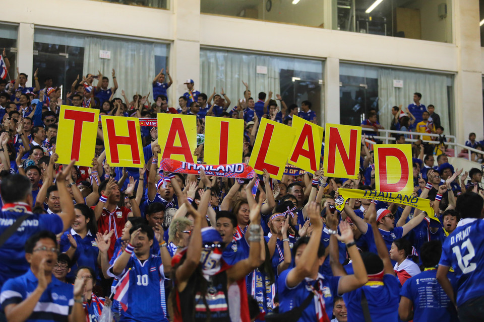 ... trong khi cổ động viên Thái Lan cổ vũ rất cuồng nhiệt, có tổ chức rõ ràng. (Ảnh: Minh Chiến/Vietnam+)