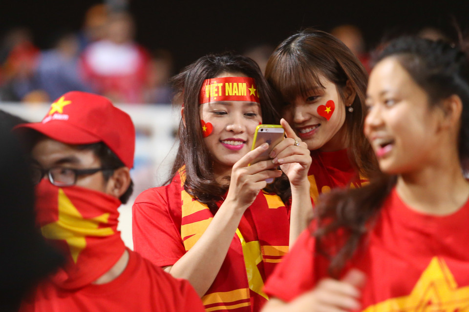 Nhiều fan Việt Nam chỉ quan tâm tới việc tự sướng... (Ảnh: Minh Chiến/Vietnam+)