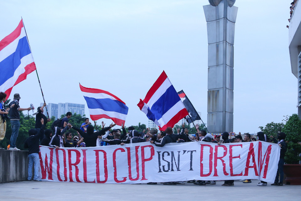 Fan Thái Lan tập trung rất đông tại Mỹ Đình từ 17 giờ chiều. Hàng lối nghiêm chỉnh, cờ quạt hùng hậu, họ diễu hành một vòng quanh sân vận động. (Ảnh: Minh Chiến/Vietnam+)