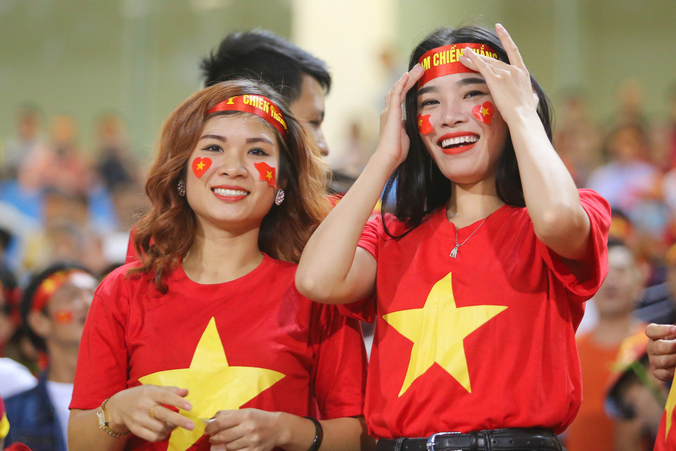 Cổ động viên Việt Nam tới sân khá muộn. Khoảng hơn 18 giờ, những nhóm cổ động viên lớn mới có mặt. (Ảnh: Minh Chiến/Vietnam+)