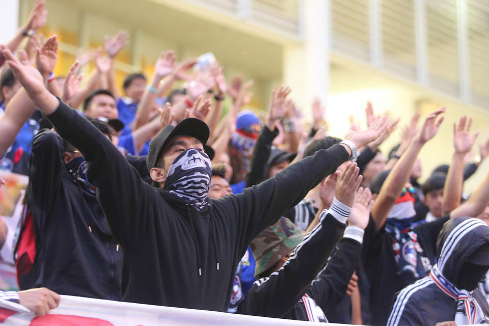 Cổ động viên Thái Lan gây ấn tượng bằng sự hết mình... (Ảnh: Minh Chiến/Vietnam+)