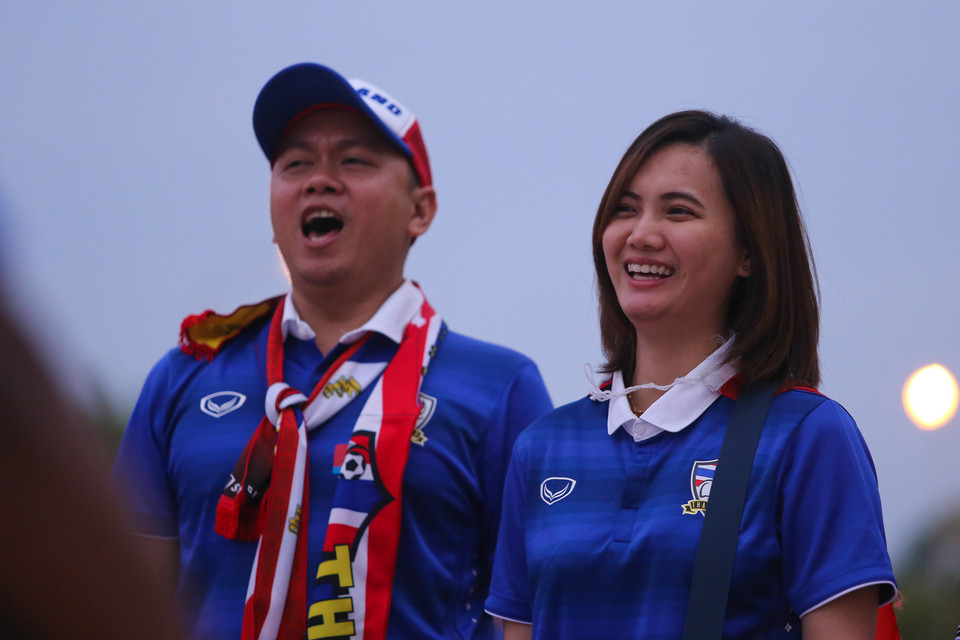 Cổ động viên Thái Lan thu hút mọi ánh nhìn khi có rất nhiều fan nữ xinh đẹp trong hàng ngũ. (Ảnh: Minh Chiến/Vietnam+)